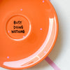 Vintage Wandteller "BUSY DOING NOTHING" – handbemalte Statement-Wanddeko aus Porzellan