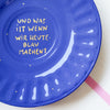 Vintage Wandteller "UND WAS IST WENN WIR HEUTE BLAU MACHEN?" – handbemalte Statement-Wanddeko aus Porzellan
