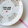Vintage Wandteller "MORE AMOR POR FAVOR" – handbemalte Statement-Wanddeko aus Porzellan
