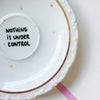 Vintage Wandteller "NOTHING IS UNDER CONTROL" – handbemalte Statement-Wanddeko aus Porzellan