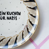 Vintage Wandteller "KEIN KUCHEN FÜR NAZIS" – handbemalte Statement-Wanddeko aus Porzellan