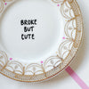 Vintage Wandteller "BROKE BUT CUTE" – handbemalte Statement-Wanddeko aus Porzellan
