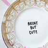 Vintage Wandteller "BROKE BUT CUTE" – handbemalte Statement-Wanddeko aus Porzellan
