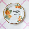 Vintage Wandteller "CHOOSE PEOPLE WHO CHOOSE YOU" – handbemalte Statement-Wanddeko aus Porzellan