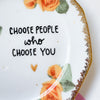 Vintage Wandteller "CHOOSE PEOPLE WHO CHOOSE YOU" – handbemalte Statement-Wanddeko aus Porzellan