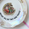 Vintage Wandteller "HISTORY WILL SAY THEY WERE FRIENDS" – handbemalte Statement-Wanddeko aus Porzellan