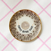 Vintage Wandteller "COFFEE BEFORE CHAOS"– handbemalte Statement-Wanddeko aus Porzellan