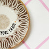 Vintage Wandteller "COFFEE BEFORE CHAOS"– handbemalte Statement-Wanddeko aus Porzellan