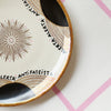 Vintage Wandteller "ANTIFASCISTA" – handbemalte Statement-Wanddeko aus Porzellan