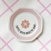 Vintage Wandteller "COFFEE NEVER BROKE MY HEART" – handbemalte Statement-Wanddeko aus Porzellan