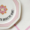 Vintage Wandteller "COFFEE NEVER BROKE MY HEART" – handbemalte Statement-Wanddeko aus Porzellan