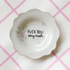 Vintage Wandteller "FUCK YOU VERY MUCH" – handbemalte Statement-Wanddeko aus Porzellan
