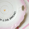 Vintage Wandteller "THIS KITCHEN IS FOR DANCING" – handbemalte Statement-Wanddeko aus Porzellan