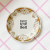 Vintage Wandteller "COFFEE BEFORE CHAOS" – handbemalte Statement-Wanddeko aus Porzellan