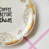 Vintage Wandteller "COFFEE BEFORE CHAOS" – handbemalte Statement-Wanddeko aus Porzellan