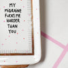 Vintage Wandteller "MY MIGRAINE FUCKS ME HARDER THAN YOU"– handbemalte Statement-Wanddeko aus Porzellan