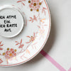 Vintage Wandteller "ICH ATME EIN. ICH RASTE AUS."– handbemalte Statement-Wanddeko aus Porzellan