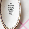 Vintage Wandteller "MY MIGRAINE FUCKS ME HARDER THAN YOU"– handbemalte Statement-Wanddeko aus Porzellan