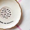 Vintage Wandteller "all boobs are beautiful"– handbemalte Statement-Wanddeko aus Porzellan