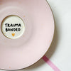 Vintage Wandteller "TRAUMA BONDED"– handbemalte Statement-Wanddeko aus Porzellan