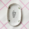 Vintage Wandteller "MY MIGRAINE FUCKS ME HARDER THAN YOU"– handbemalte Statement-Wanddeko aus Porzellan