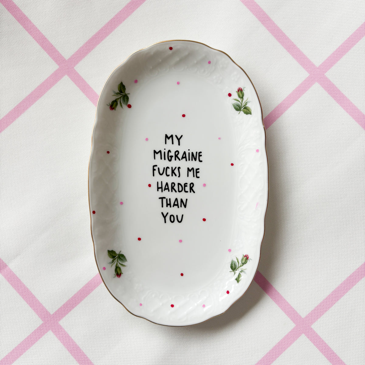 Vintage Wandteller "MY MIGRAINE FUCKS ME HARDER THAN YOU"– handbemalte Statement-Wanddeko aus Porzellan