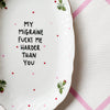 Vintage Wandteller "MY MIGRAINE FUCKS ME HARDER THAN YOU"– handbemalte Statement-Wanddeko aus Porzellan