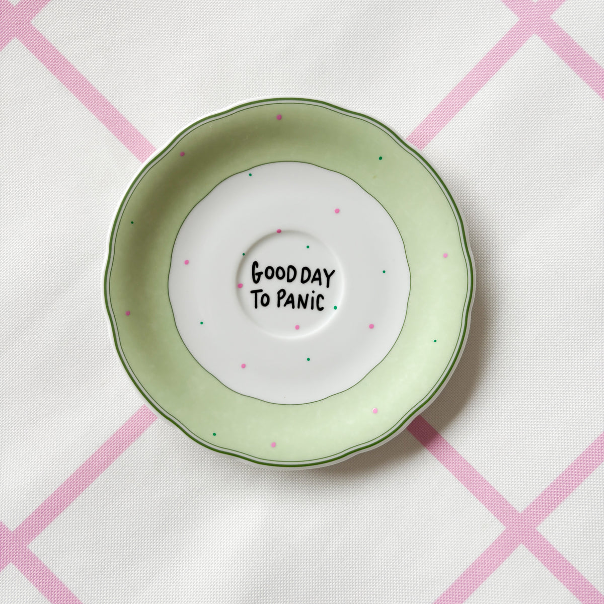 Vintage Wandteller "GOOD DAY TO PANIC"– handbemalte Statement-Wanddeko aus Porzellan