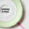 Vintage Wandteller "GOOD DAY TO PANIC"– handbemalte Statement-Wanddeko aus Porzellan