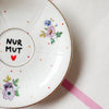 Vintage Wandteller "NUR MUT"– handbemalte Statement-Wanddeko aus Porzellan