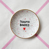 Vintage Wandteller "TRAUMA BONDED"– handbemalte Statement-Wanddeko aus Porzellan