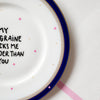 Vintage Wandteller "MY MIGRAINE FUCKS ME HARDER THAN YOU"– handbemalte Statement-Wanddeko aus Porzellan