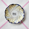 Vintage Wandteller "BROKE BUT CUTE"– handbemalte Statement-Wanddeko aus Porzellan