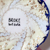 Vintage Wandteller "BROKE BUT CUTE"– handbemalte Statement-Wanddeko aus Porzellan