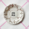 Vintage Wandteller "COFFEE BEFORE CHAOS"– handbemalte Statement-Wanddeko aus Porzellan