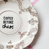 Vintage Wandteller "COFFEE BEFORE CHAOS"– handbemalte Statement-Wanddeko aus Porzellan