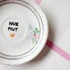 Vintage Wandteller "NUR MUT"– handbemalte Statement-Wanddeko aus Porzellan