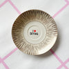 Vintage Wandteller "I <3 CRYING"– handbemalte Statement-Wanddeko aus Porzellan