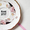 Vintage Wandteller "RUHE JETZT"– handbemalte Statement-Wanddeko aus Porzellan