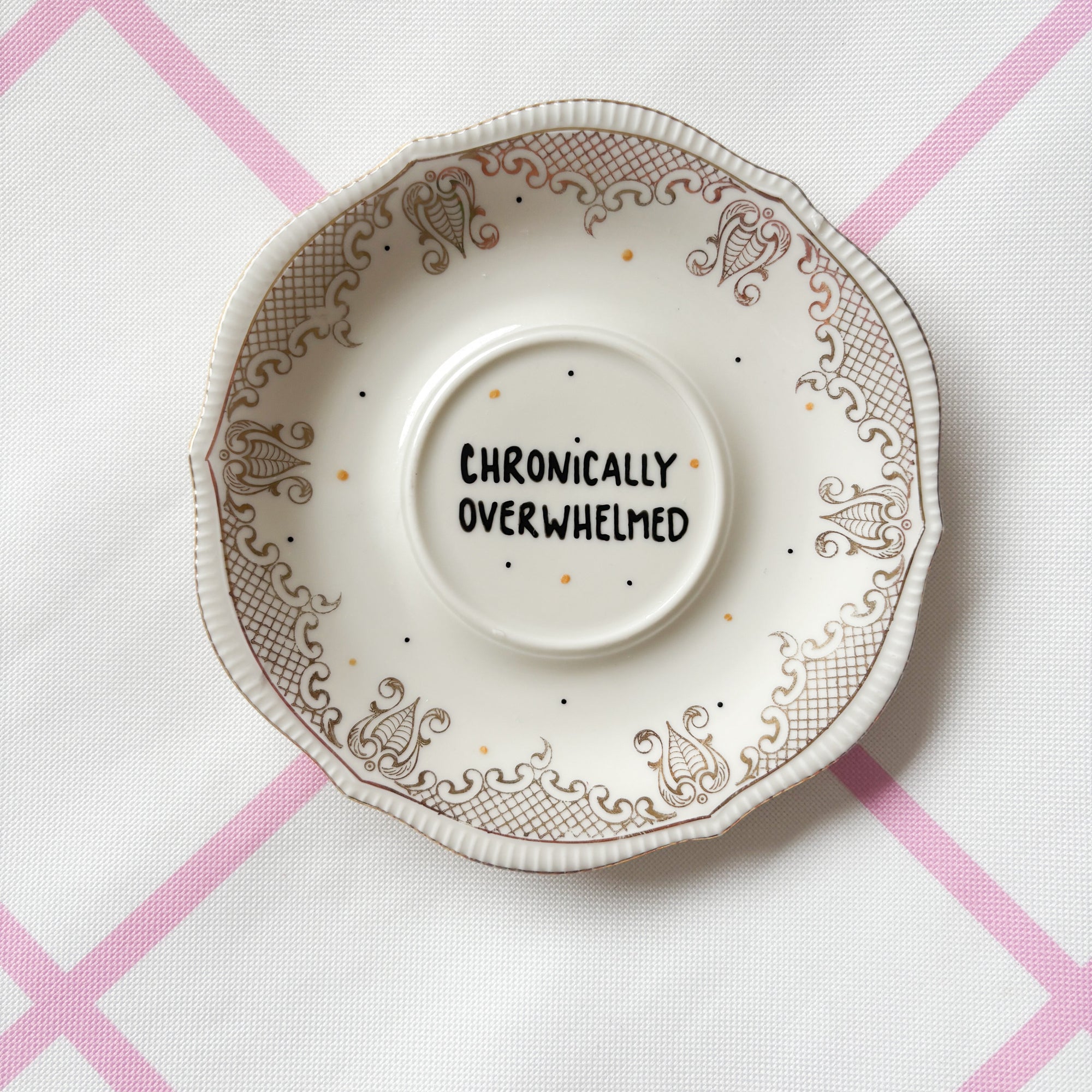 Vintage Wandteller "CHRONICALLY OVERWHELMED"– handbemalte Statement-Wanddeko aus Porzellan