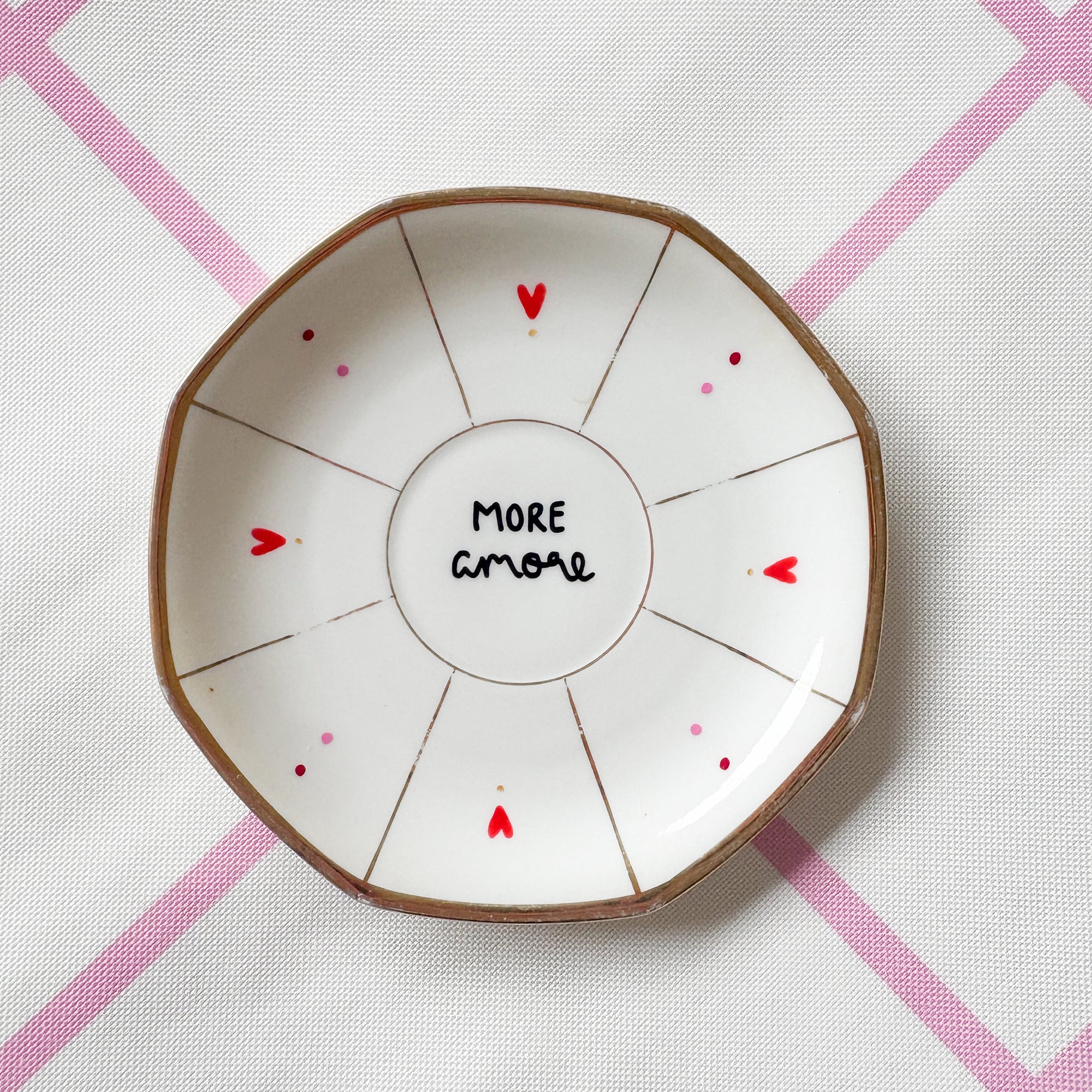 Vintage Wandteller "more amore"– handbemalte Statement-Wanddeko aus Porzellan