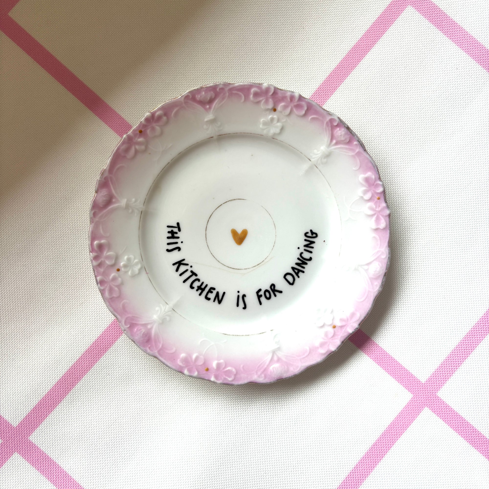 Vintage Wandteller "THIS KITCHEN IS FOR DANCING" – handbemalte Statement-Wanddeko aus Porzellan