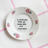 Vintage Wandteller "IN DIESEM HAUS SAGEN WIR DANKE, BITTE UND FUCK NAZIS." – handbemalte Statement-Wanddeko aus Porzellan