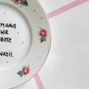 Vintage Wandteller "IN DIESEM HAUS SAGEN WIR DANKE, BITTE UND FUCK NAZIS." – handbemalte Statement-Wanddeko aus Porzellan