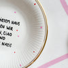 Vintage Wandteller "IN DIESEM HAUS SAGEN WIR MOIN, CIAO UND FUCK NAZIS" – handbemalte Statement-Wanddeko aus Porzellan