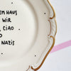 Vintage Wandteller "IN DIESEM HAUS SAGEN WIR MOIN, CIAO UND FUCK NAZIS" – handbemalte Statement-Wanddeko aus Porzellan