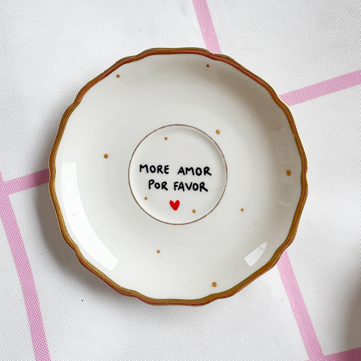 Vintage Wandteller "MORE AMOR POR FAVOR"– handbemalte Statement-Wanddeko aus Porzellan