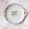 Vintage Wandteller "MY MIGRAINE FUCKS ME HARDER THAN YOU"– handbemalte Statement-Wanddeko aus Porzellan