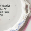 Vintage Wandteller "MY MIGRAINE FUCKS ME HARDER THAN YOU"– handbemalte Statement-Wanddeko aus Porzellan