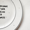 Vintage Wandteller "IN DIESEM HAUS SAGEN WIR MOIN,CIAO UND FUCK NAZIS." – handbemalte Statement-Wanddeko aus Porzellan